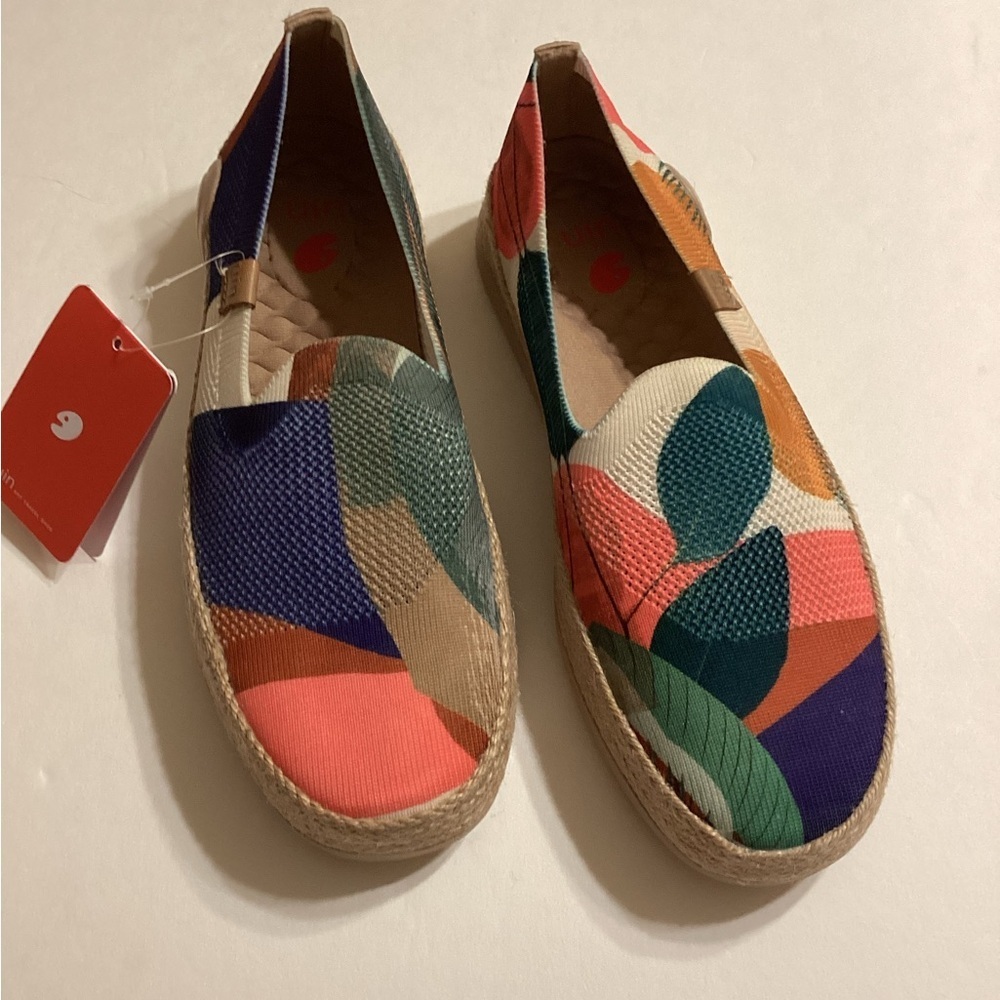 NWT UIN Women’s Broad Leaf Espadrilles Slip Ons Knitted Size 9